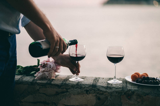 Çift sunset beach adlı şarap içmek - Fotoğraf, Görsel