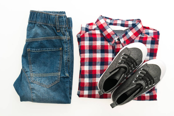 Сорочка і джинсові штани з взуттям
 - Фото, зображення