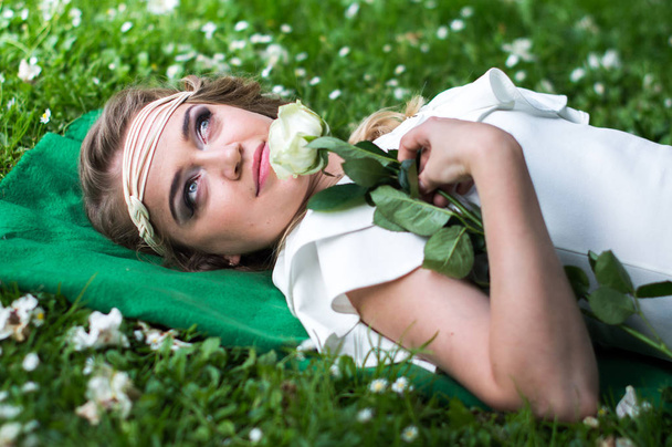 beautiful girl with white rose - Fotografie, Obrázek