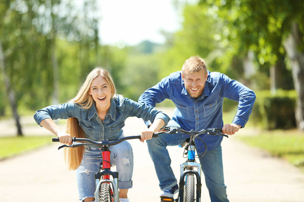 ευτυχισμένο ζευγάρι με ποδήλατο - Φωτογραφία, εικόνα