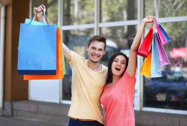 pareja llevando bolsas de colores
 - Foto, imagen