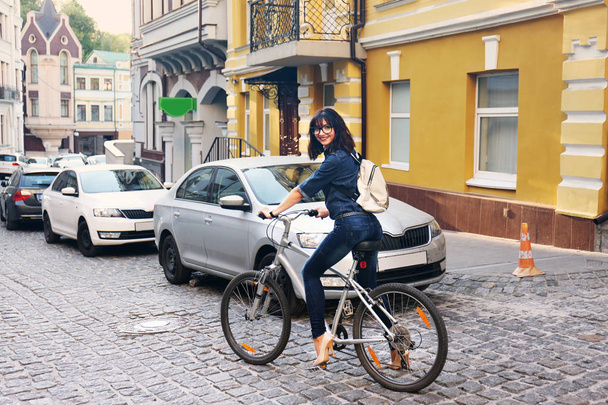 woman riding bike outdoors - Foto, immagini