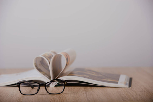 book and eyeglasses - Foto, afbeelding