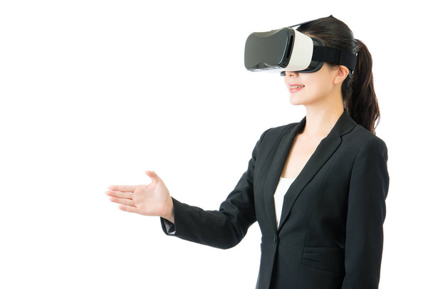 asiatique entreprise femme poignée de main par VR casque lunettes
 - Photo, image