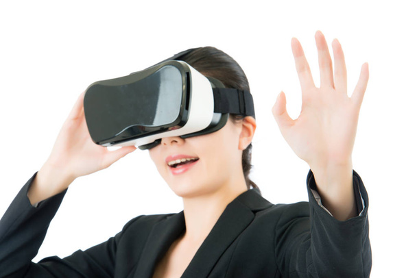 asiático mulher de negócios mão touch screen por óculos VR
 - Foto, Imagem
