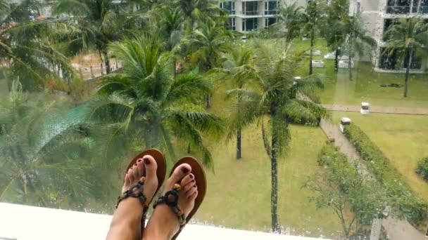 Vrouwelijke voeten tegen tropische scène - Video