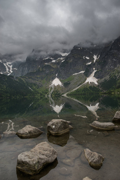 Vuoristojärvi kesällä
 - Valokuva, kuva