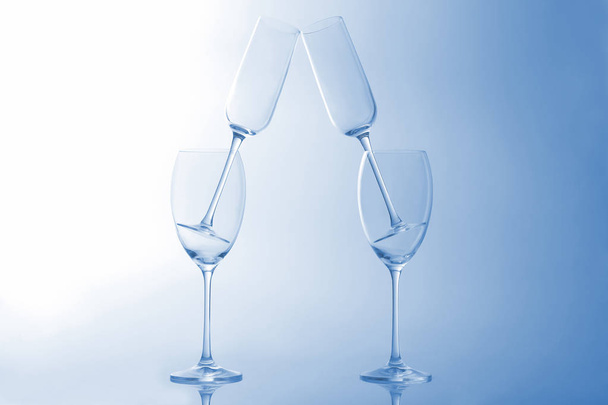 cuatro vasos de vino vacíos sobre un fondo azul claro
 - Foto, imagen