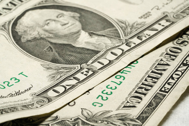 банкноти доларів на столі
 - Фото, зображення