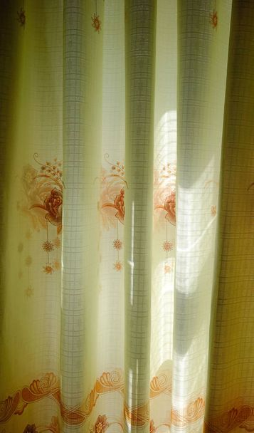 Lever de soleil à travers les rideaux transparents d'une fenêtre le matin. Fermé
. - Photo, image