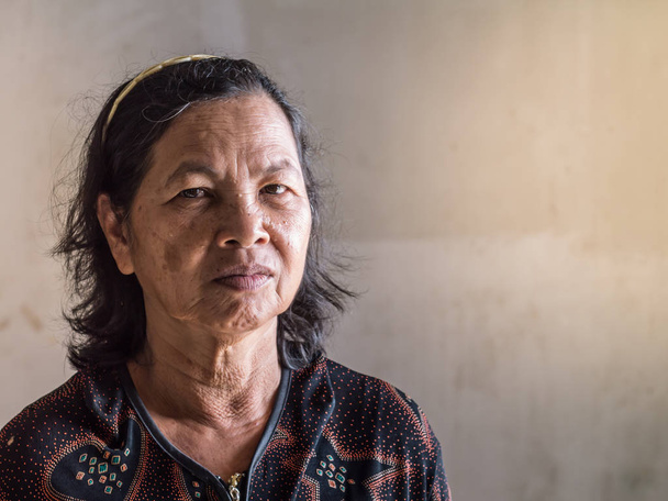 Stary tajski kobieta portret z podeszłym wieku senior zmarszczki z bliska - Zdjęcie, obraz