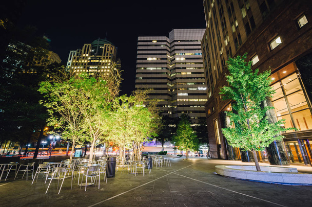 Courtyard and buildings at night, in Uptown Charlotte, North Car - Foto, imagen