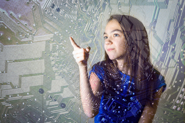 11 yıllık kız onun parmak bir bilgisayar anakart silüeti Bilişim ders okulda işaret. kopya alanı metin yazıt için. - Fotoğraf, Görsel