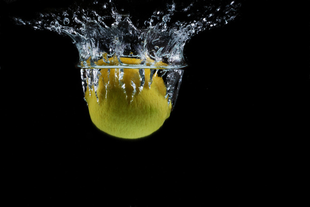 λεμόνι που πέφτει στο νερό - Φωτογραφία, εικόνα
