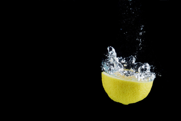 Lemon into the water - Φωτογραφία, εικόνα