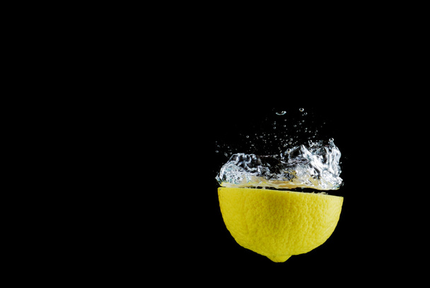 Rebanada de limón con gotas de agua
 - Foto, Imagen