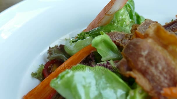 Zeleninový salát s krabími tyčinkami - Záběry, video