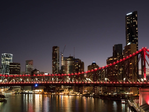 De Skyline van Brisbane nacht rode lichten - Foto, afbeelding