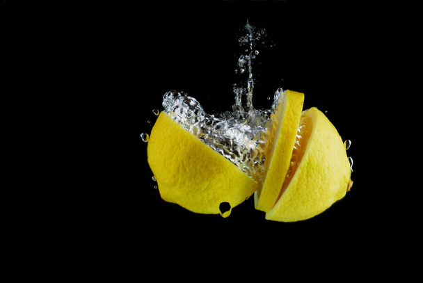 Fetta di limone con gocce d'acqua
 - Foto, immagini