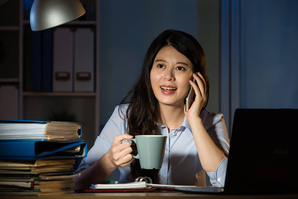 asian business woman talk on smartphone working overtime - Fotoğraf, Görsel