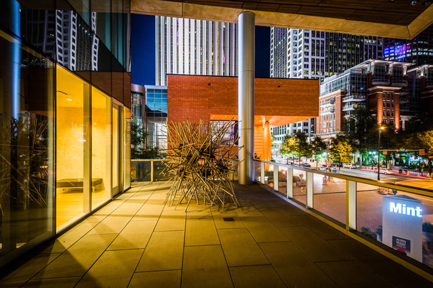 The exterior of the Mint Museum at night, in Uptown Charlotte, N - Foto, afbeelding
