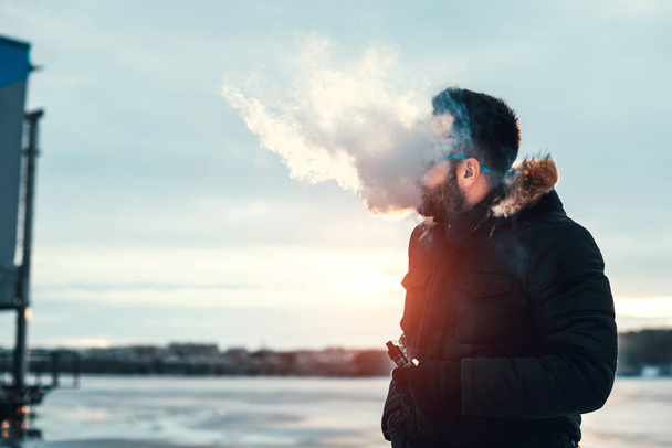 Man smokes  electronic cigarette - Foto, imagen