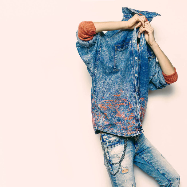 Концепция моды Синяя джинсовая одежда Стильная модель хипстер Tomboy
  - Фото, изображение