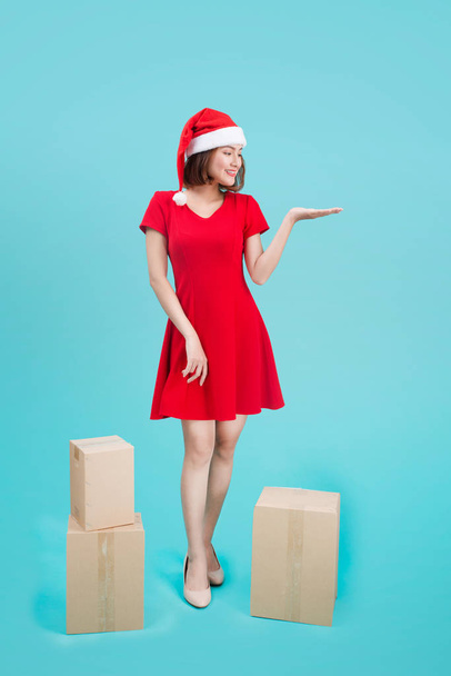 attraente allegro asiatico ragazza in Santa cappello
  - Foto, immagini