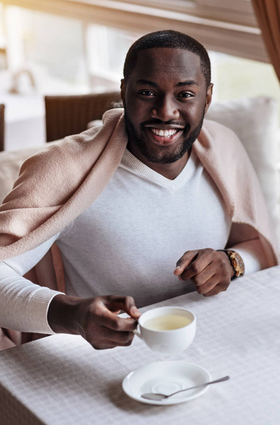 Homem afro-americano feliz desfrutando de chá no café
 - Foto, Imagem