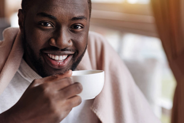 Afrika kökenli Amerikalı adam çay fincan zevk gülümseyen - Fotoğraf, Görsel