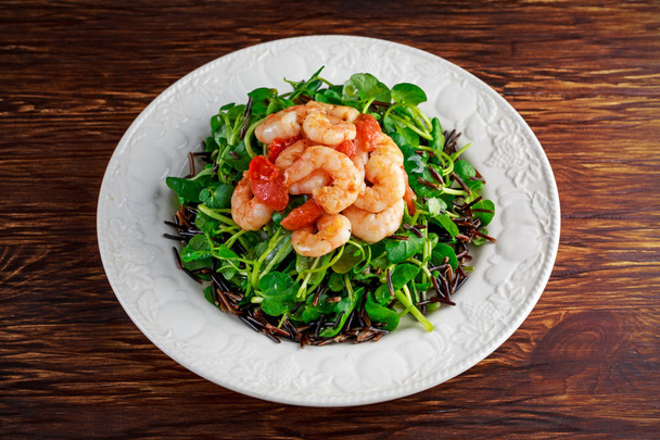 Свежий здоровый креветки черный рисовый салат на белой тарелке
 - Фото, изображение