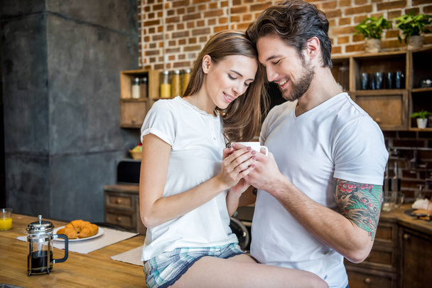 pareja sosteniendo taza de café
 - Foto, imagen