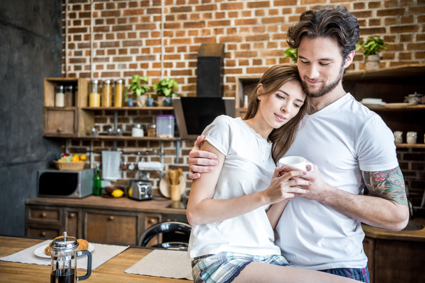 casal segurando copo de café
 - Foto, Imagem