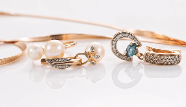 zlatý prsten, náušnice a řetízky - Fotografie, Obrázek