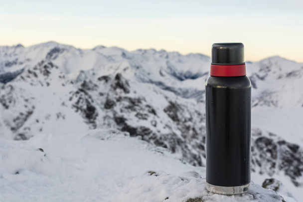 Thermos of hot tea in the mountains. - Foto, imagen