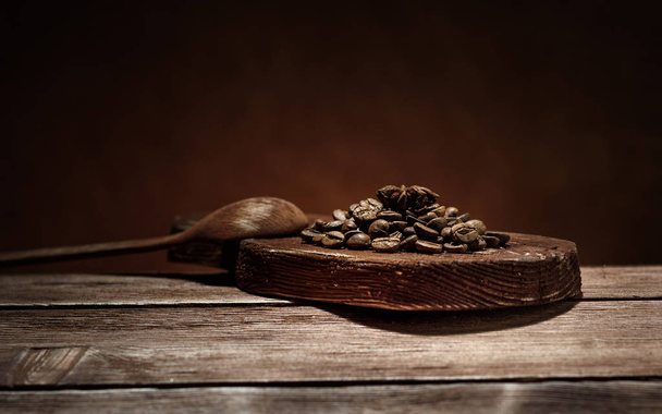 coffee and star anise on a wooden Board brown background in magic Christmas holiday - Fotoğraf, Görsel