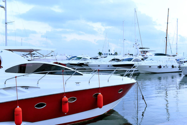Yacht à moteur rouge
 - Photo, image