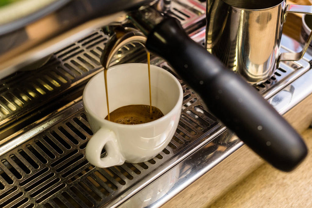 Gros plan sur la coulée d'espresso de la machine à café - Photo, image