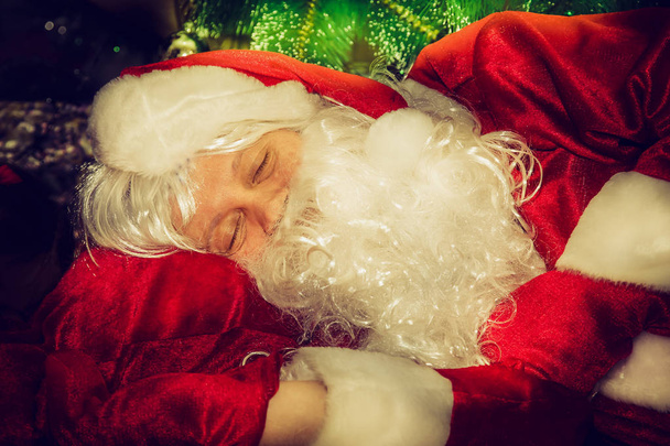 Yorgun Noel Baba Noel ağacının altında uyku. - Fotoğraf, Görsel