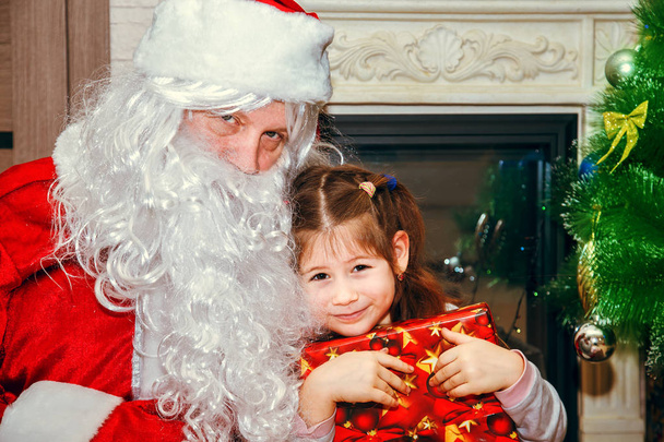Santa Claus and little girl. - Valokuva, kuva