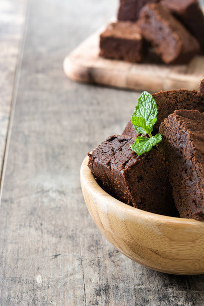 portions de brownie au chocolat dans un bol sur fond en bois
 - Photo, image