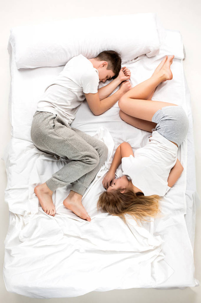 ベッドで横になっている素敵なカップル - 写真・画像
