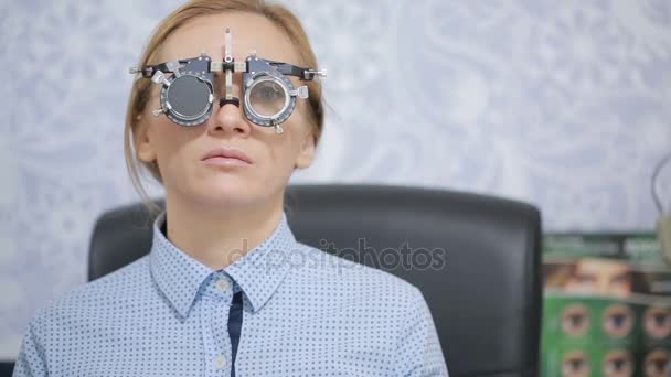 γυναίκα στη ρεσεψιόν του έναν οφθαλμίατρο. η επιλογή των φακούς γυαλιών - Πλάνα, βίντεο
