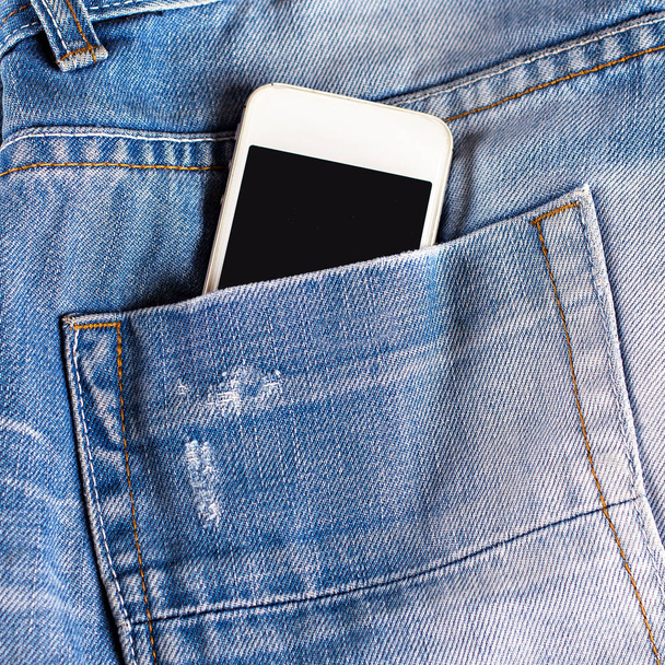 Телефон в карманных джинсах
 - Фото, изображение