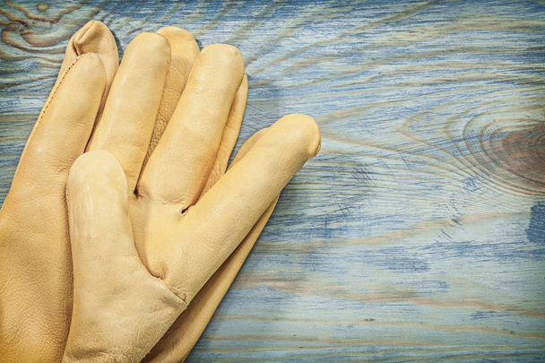 Пара шкіряних жовтих захисних рукавичок
 - Фото, зображення