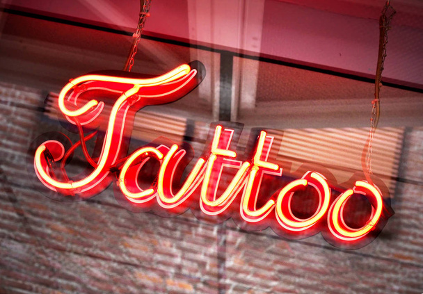 Tetoválás üzlet jel izzó - Fotó, kép