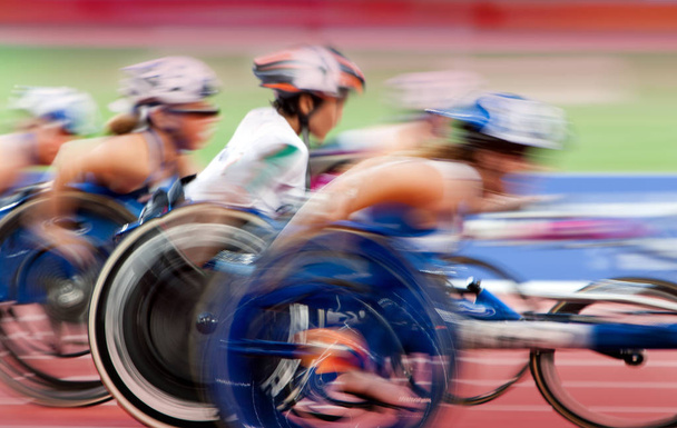 напряженная борьба в паралимпийском инвалидном кресле
 - Фото, изображение