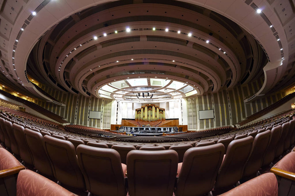 Interior of the 21,000 seat LDS Conference Center auditorium. - Fotoğraf, Görsel