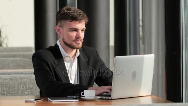 Businessman working at his laptop in a small cafe - Filmmaterial, Video