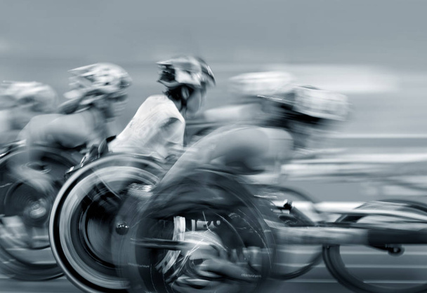 napięta walki w Paraolimpijskich wózka _Monochrome - Zdjęcie, obraz